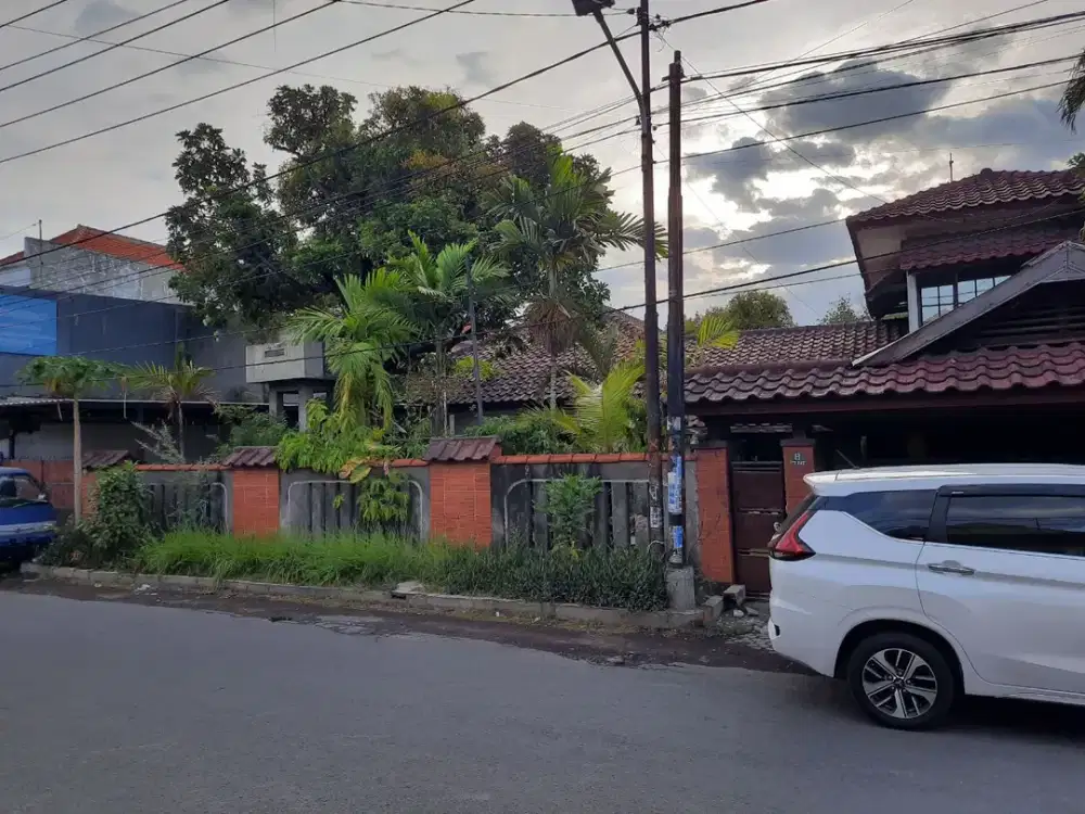 Rumah  Area komersial Row 3 mobil   Jl Ry Kutisari Selatan I