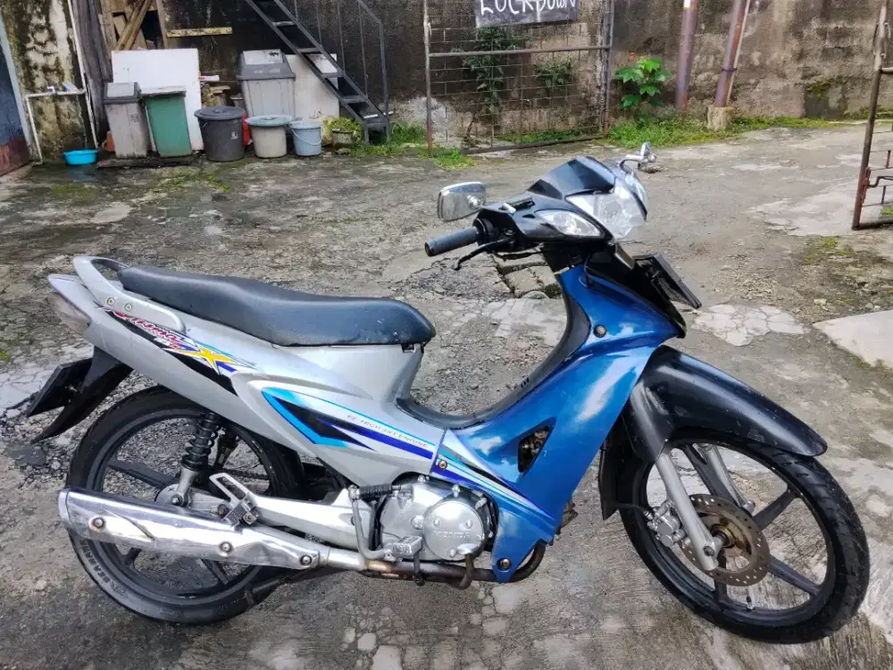 Dijual Motor bekas H. Kharisma 2005