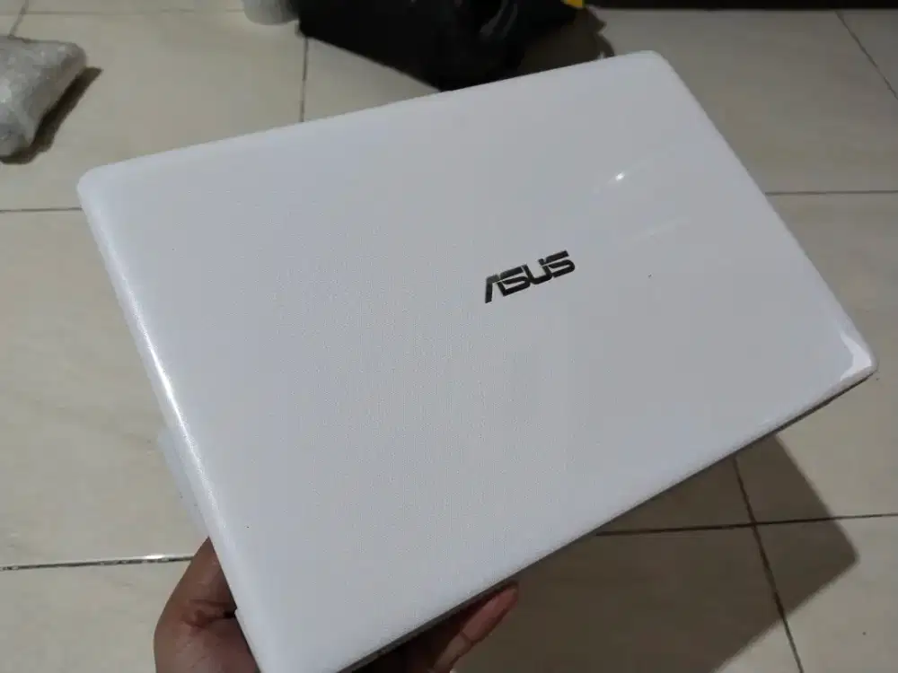 Dijual asus Vivobook E203NAH intel n4000 rAm 4GB SSD 128GB Win 10 siap