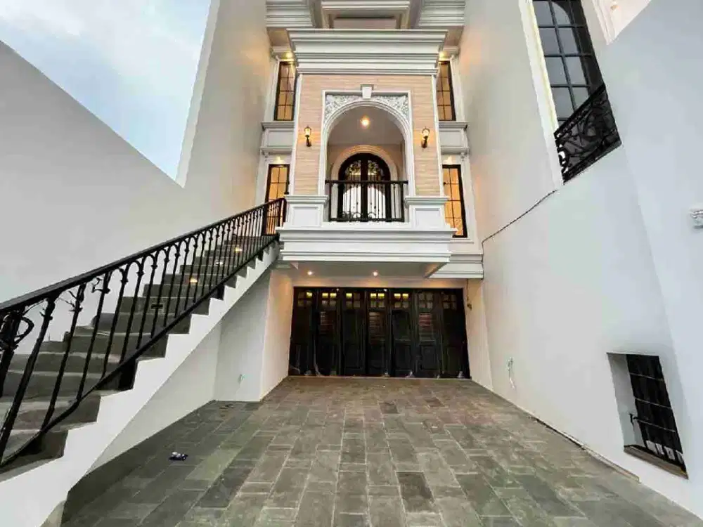 Rumah 3 lantai,Modern Klasik Premium, Kolam Renang Dalam, di Jagakarsa, Jaksel