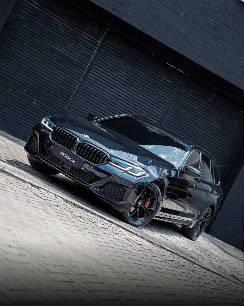 NIK 2023 BMW 530i Touring Black on Black Interior