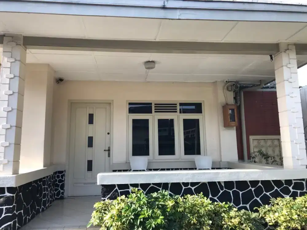 Dijual Rumah Nyaman Siap Huni Model Klasik Pusat Kota Lokasi di Jalan Sunda Bandung