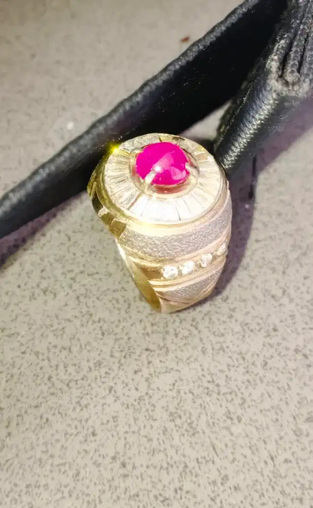 Cincin batu merah delima