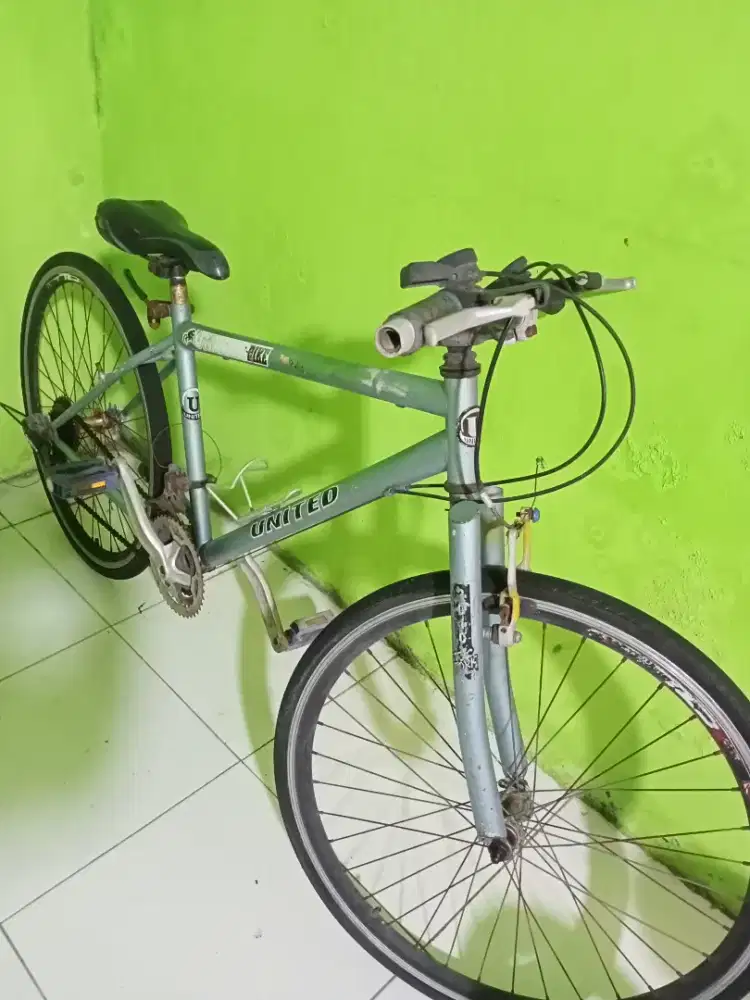 Sepeda dewasa merk united ban kecil