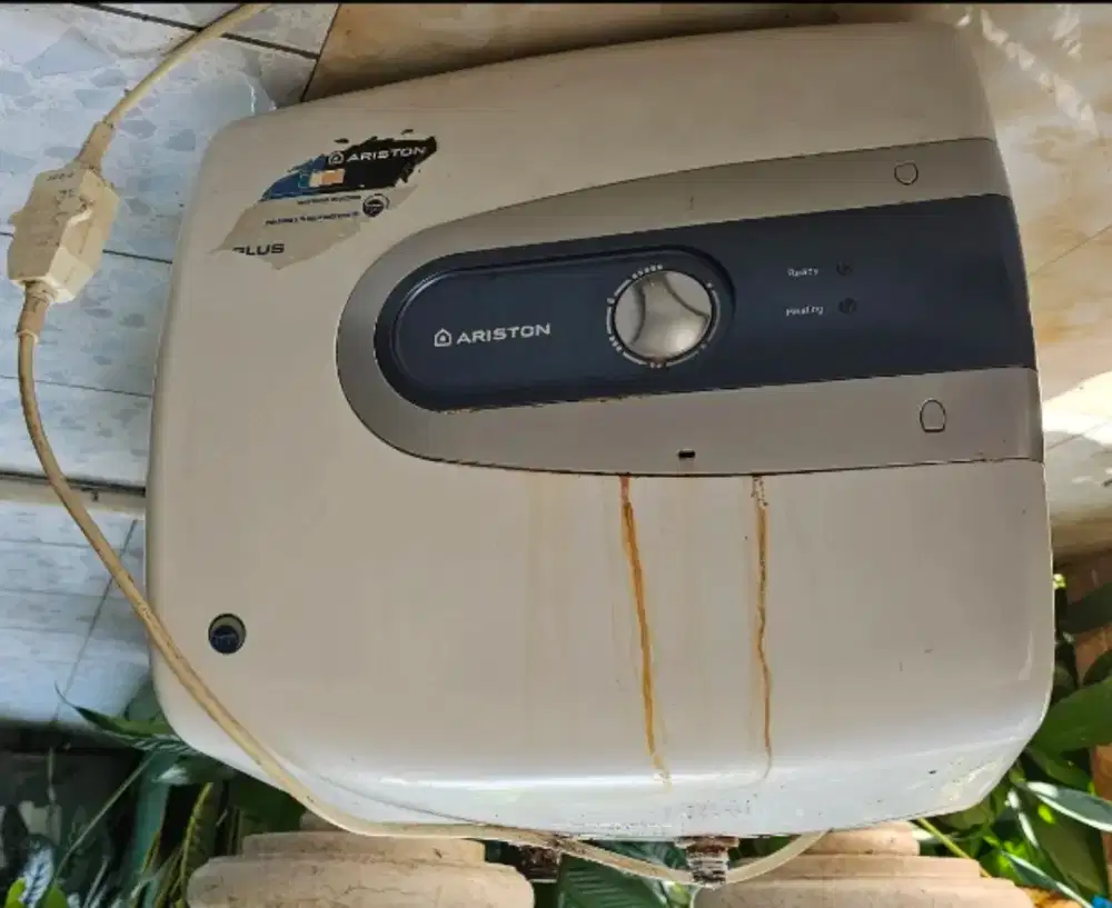 Pemanas Air Water Heater ARISTON 30 liter 800 watt bekas