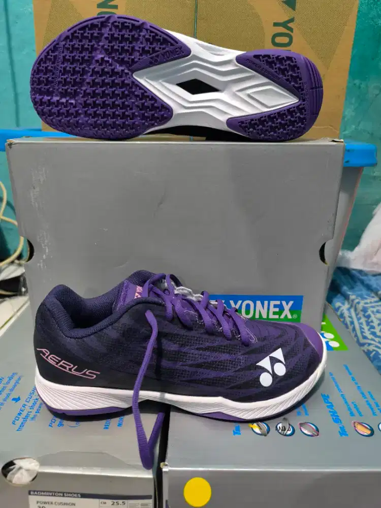 Sepatu badminton yonex aerus z