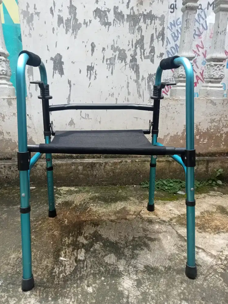Walker kaki 4 lipat lansia