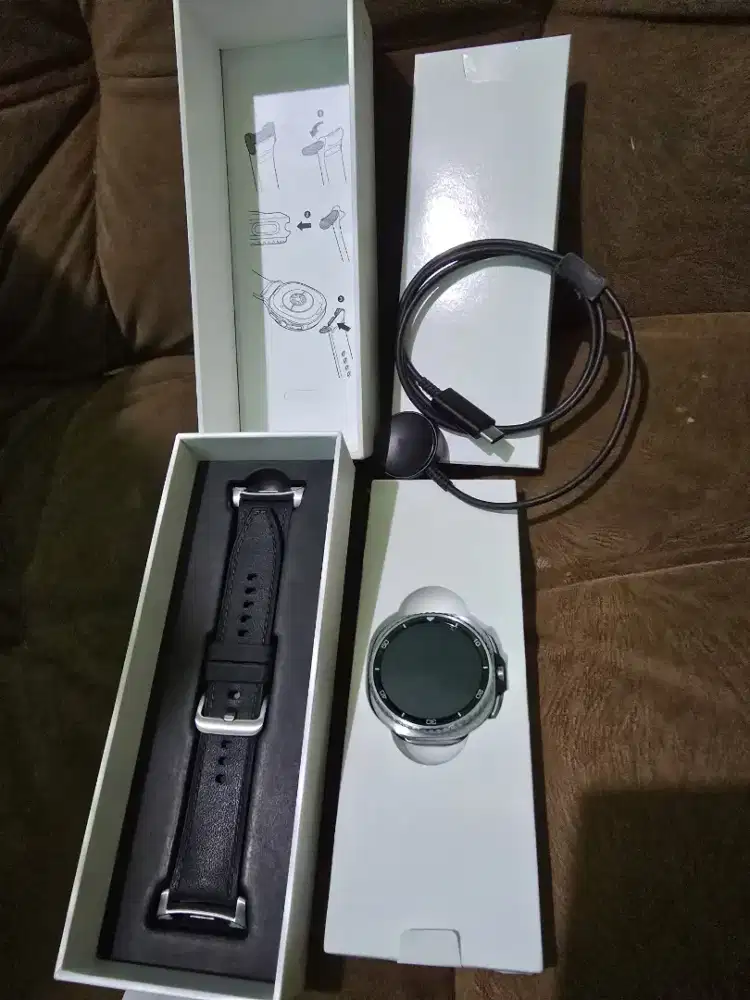 Samsung galaxy watch 8 classic second like new