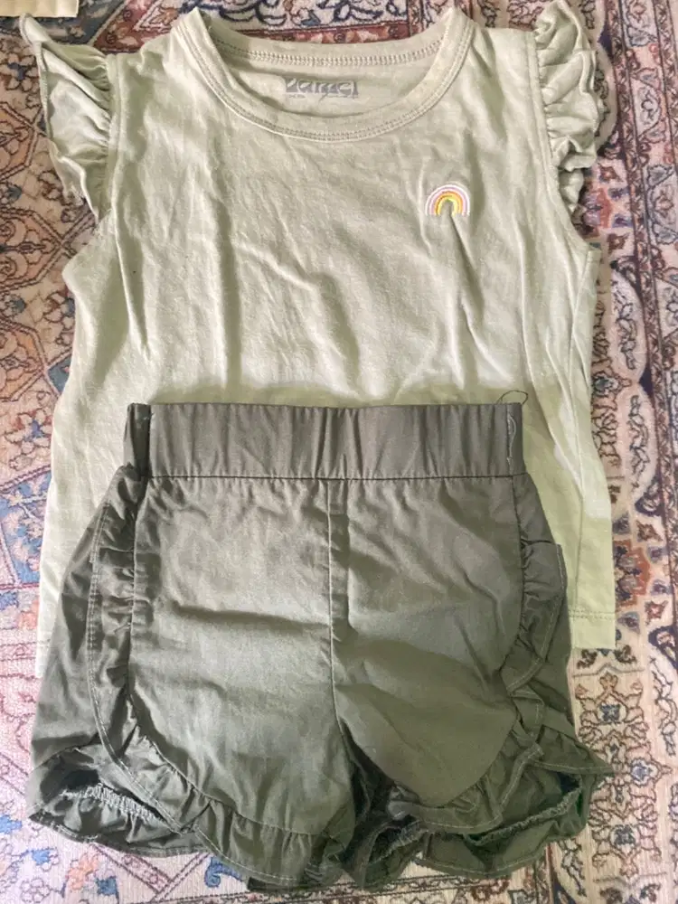 Set celana dan atasan hijau army