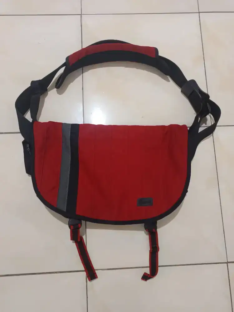 Tas selempang merah liris crumpler