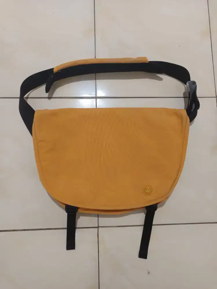 Tas selempang kuning crumpler