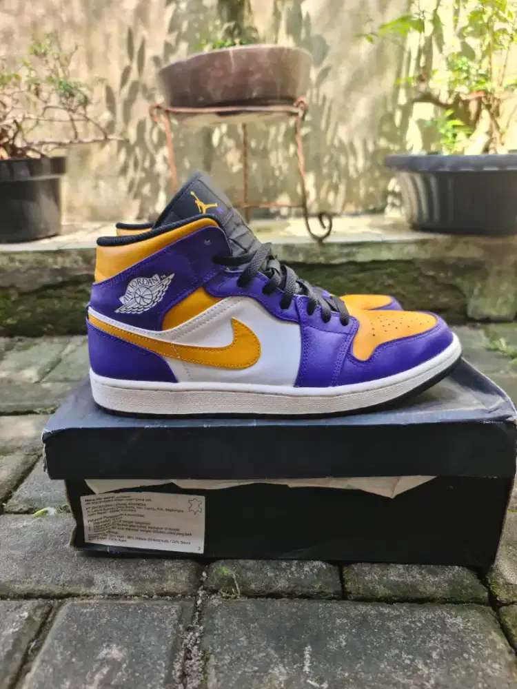 Air Jordan 1 Mid Taxi