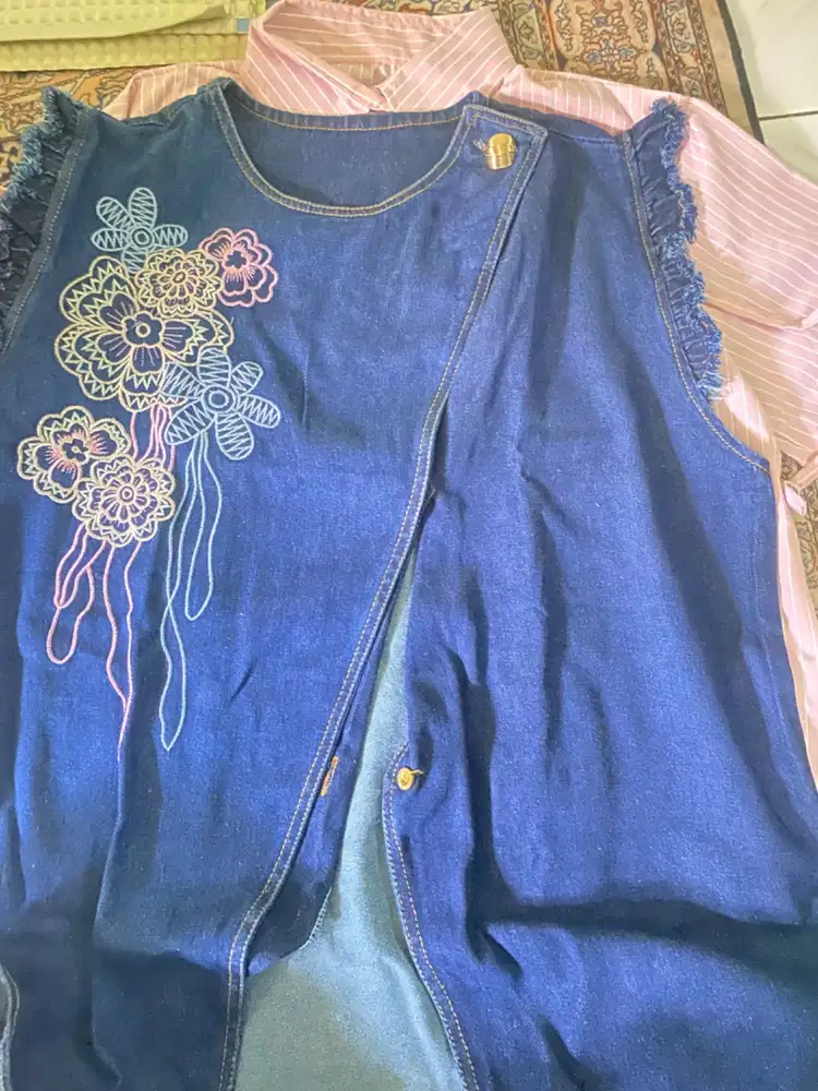 Kemeja pink dan vest jeans
