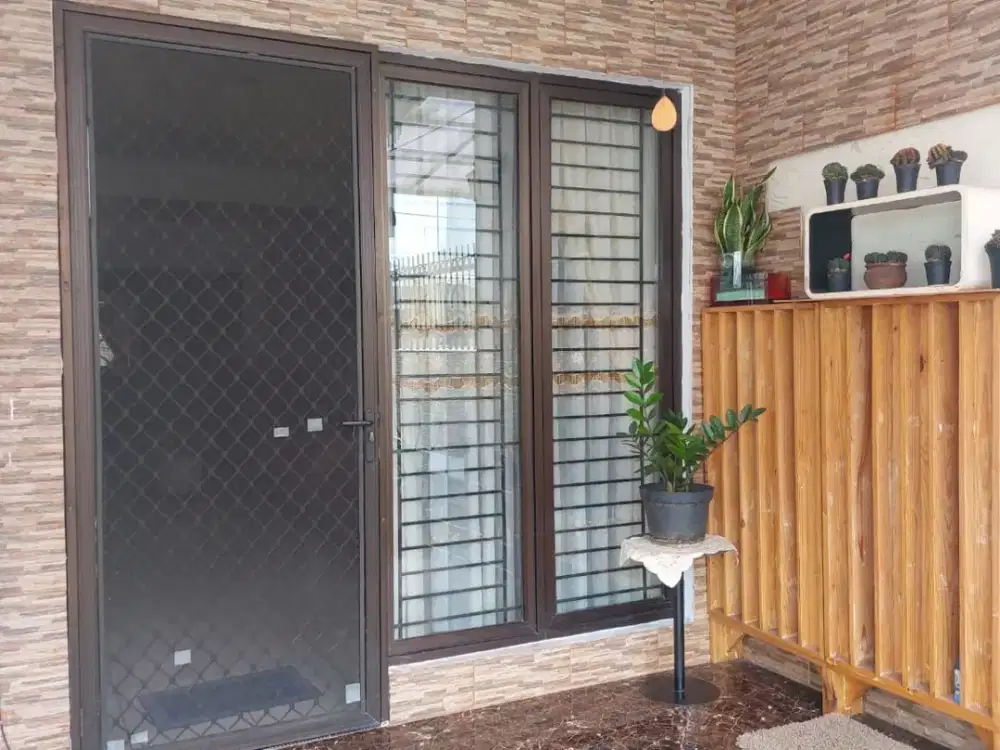 Di jual rumah 2 lantai semi furnished dalam.cluster aralia harapan indah