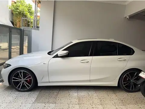 BMW 330i 2023 Bensin