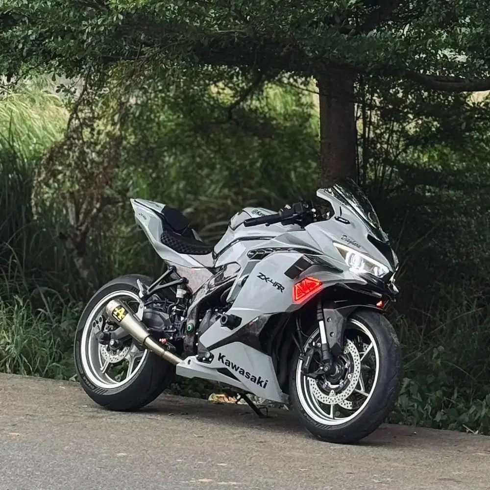 Kawasaki ZX4RR ABS type tertinggi tahun 2023z kapasitas mesin 400 CC..