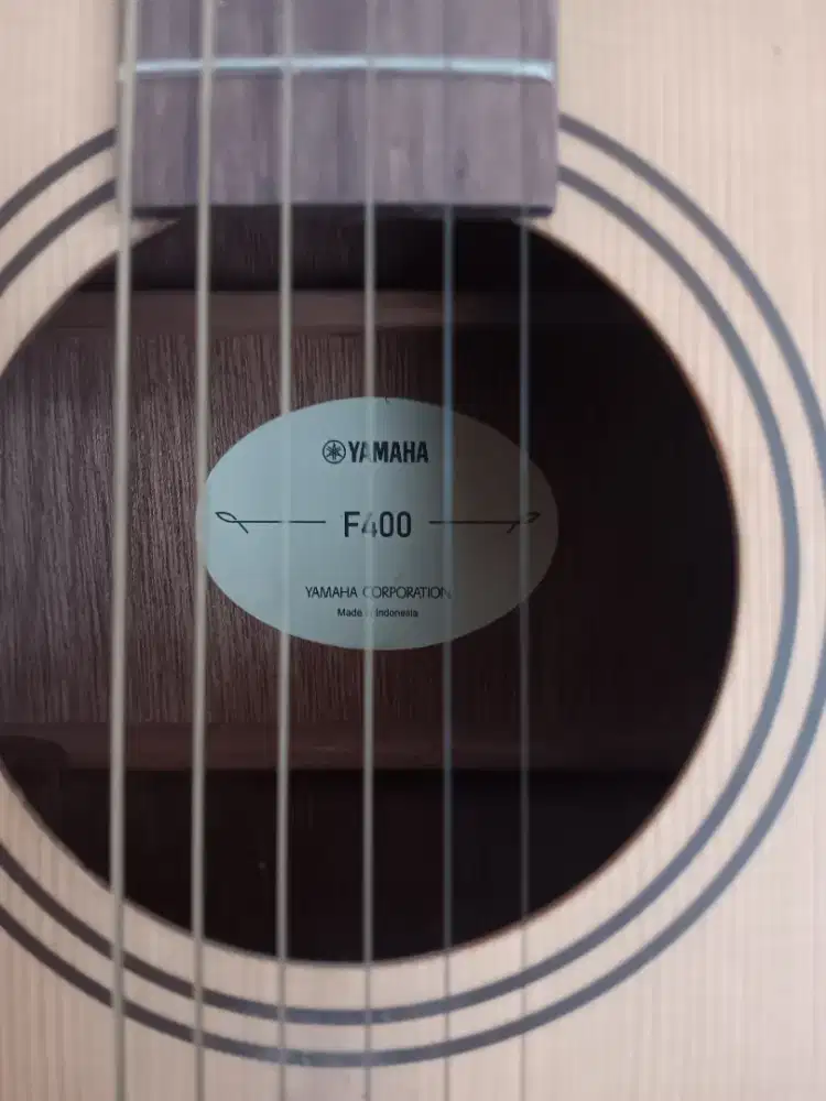 Gitar akustik Yamaha F-400