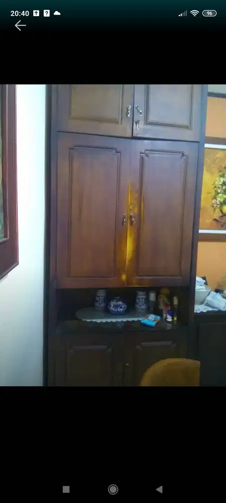 Lemari Pajangan ada 2 buah