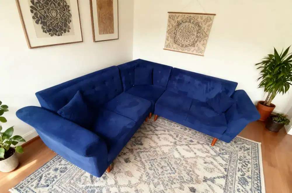 Sofa sudut biru navy bahan suede