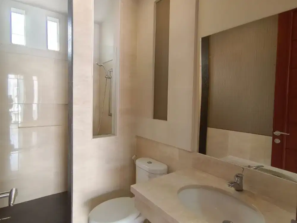 SIAP HUNI & LOKASI STRATEGIS! Rumah 2 Lantai di Discovery Bintaro — Bangunan Luas & Surat Sudah SHM  (SP 0171)