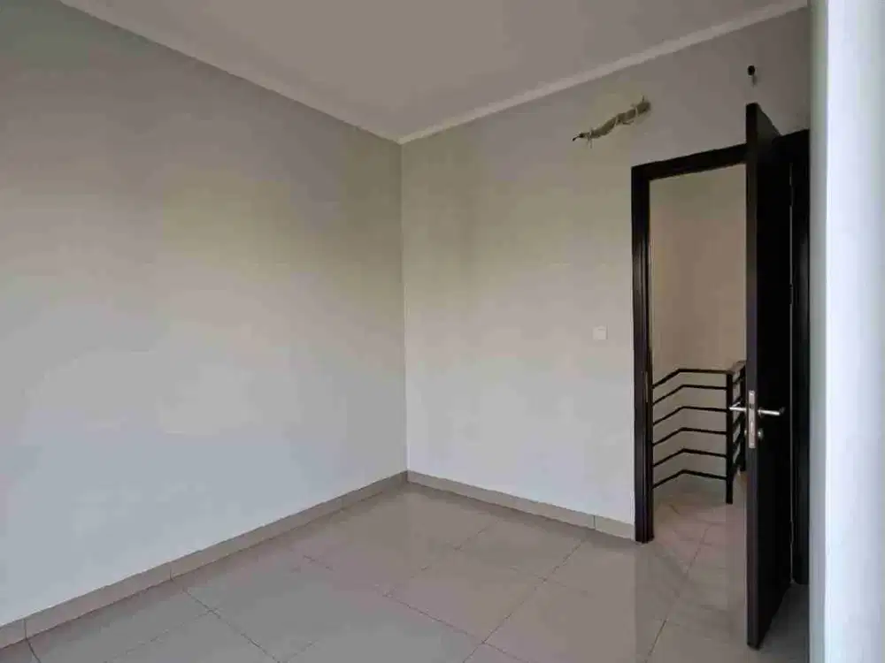 Rumah baru belum pernah dihuni Summarecon crown gading