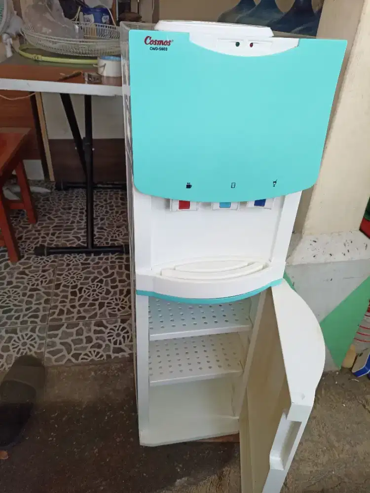 Dispenser Cosmos panas dan dingin galon atas plus rak