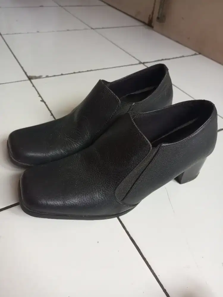Sepatu kulit wanita Size 38 masih ok