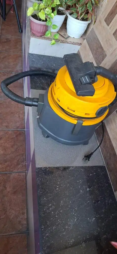 Vacuum Cleaner / Penghisap Debu Modena