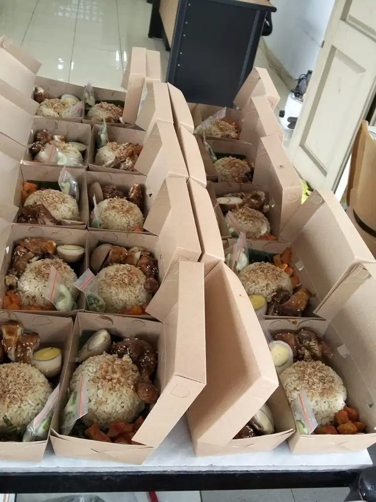 SPG penjaga stand jualan makanan