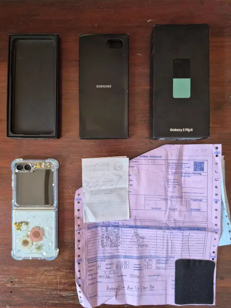 Z Flip 5 - 8/256 LIKE NEW