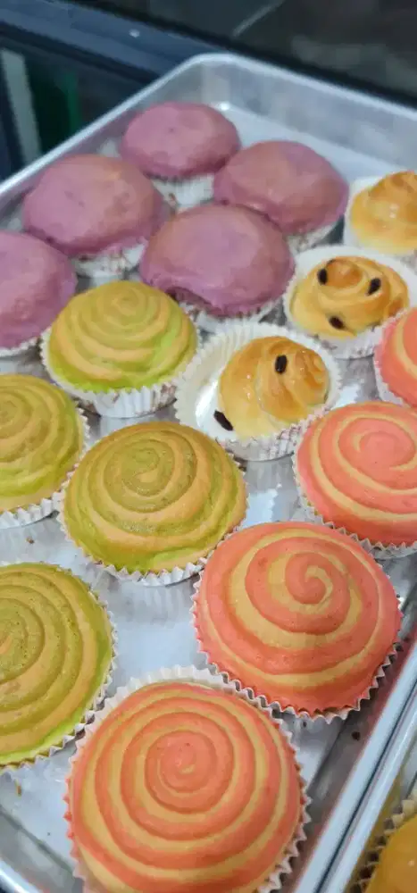 Roti manis, roti tawar, kue kering nastar, dan chiffon