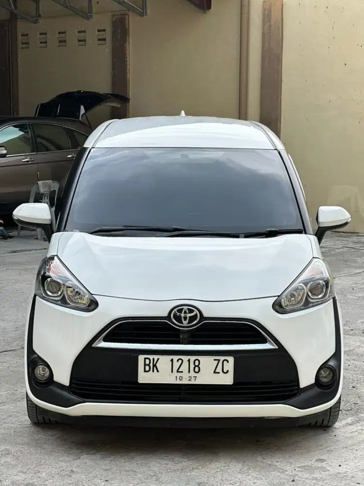 Toyota Sienta V cvt at matic 2016