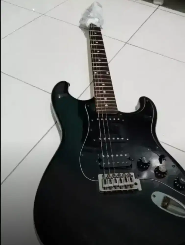 Dijual Gitar listrik electric sangat normal suara enakl gitar murah ae