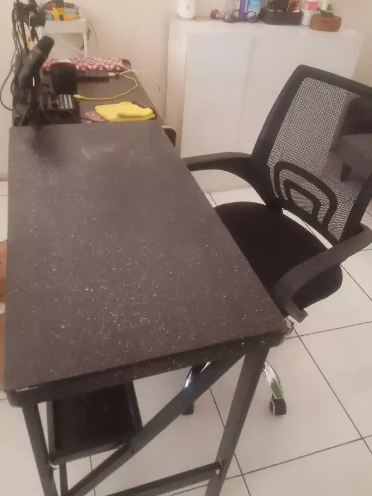 Kursi kantor dan meja kerja