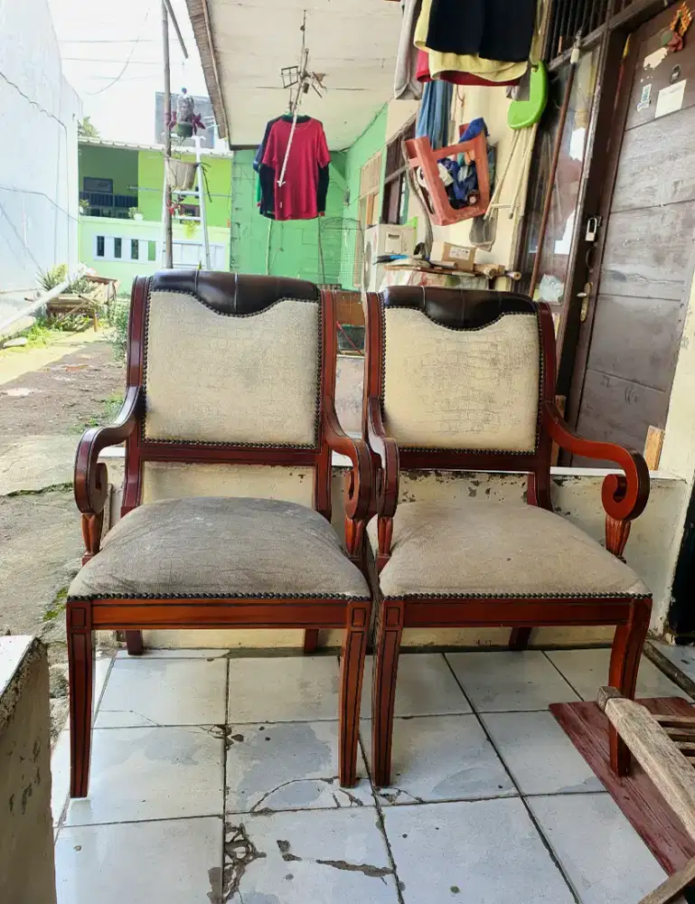 Kursi kayu antik sarung kulit