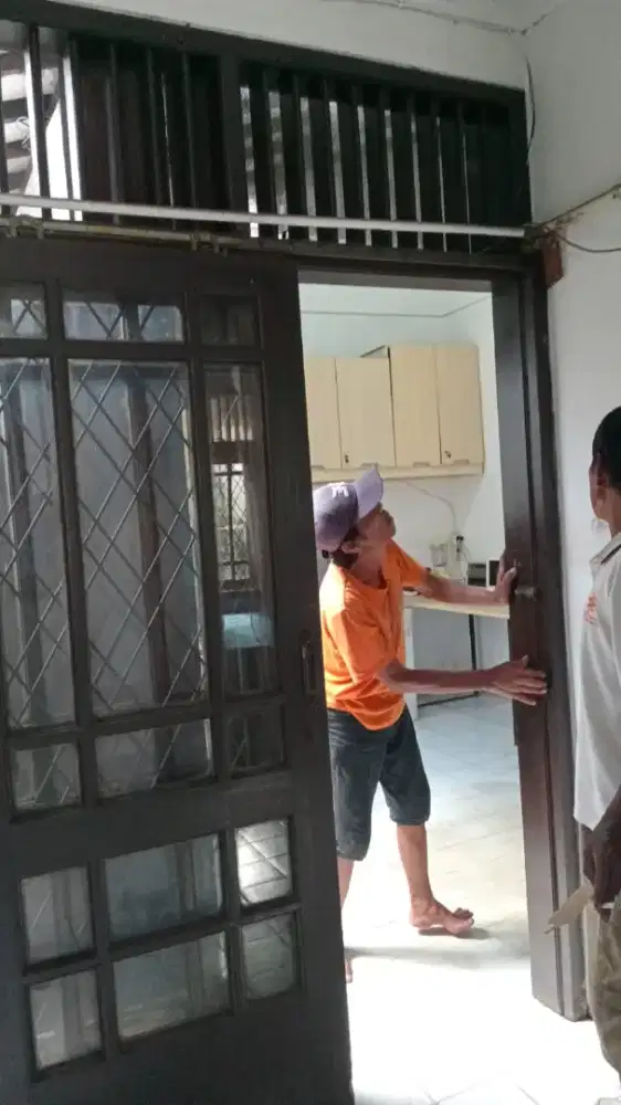 Jasa pasang pintu/jendela kayu