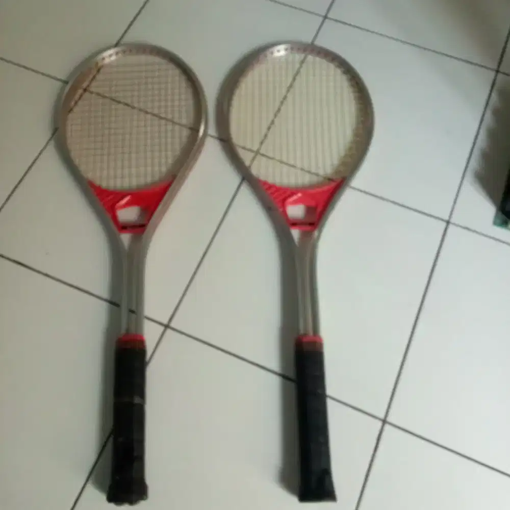 Raket tenis merk HEAD.