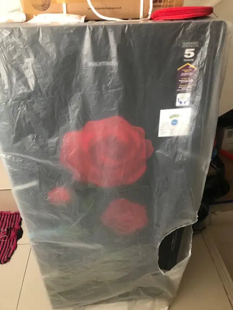 Kulkas polytron masih baru