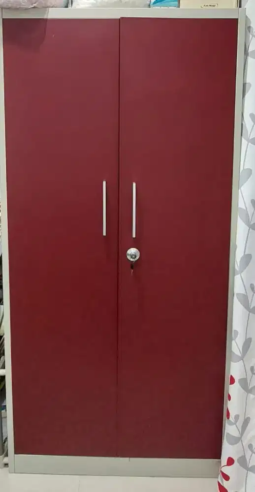 Lemari logam anti rayap