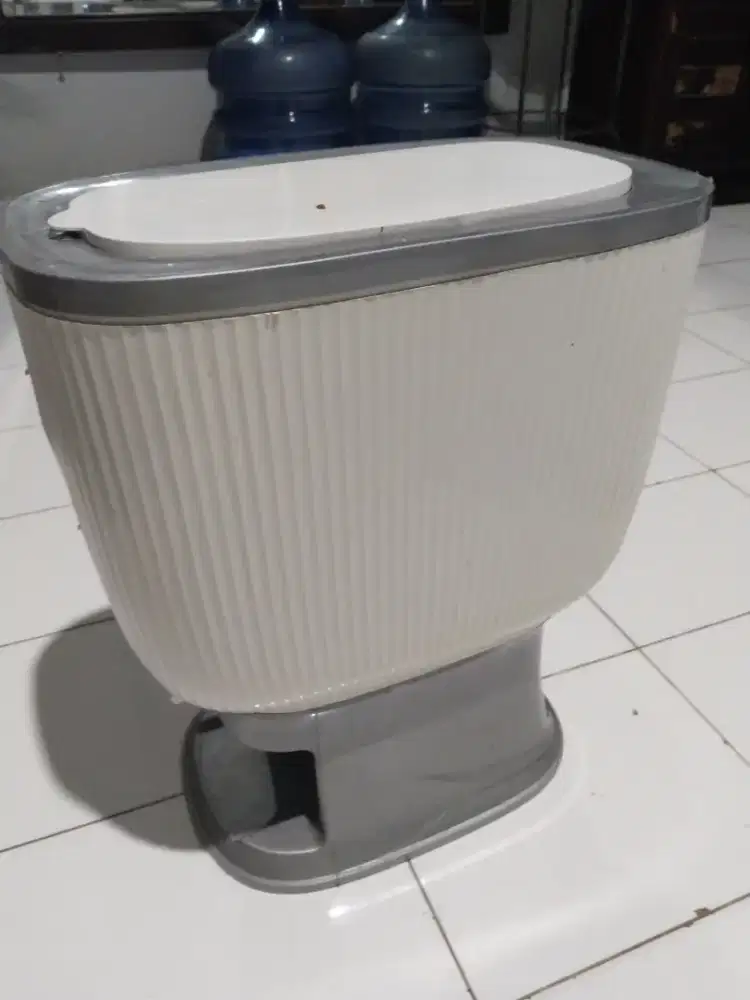 Tempat beras kapasitas 10 kg