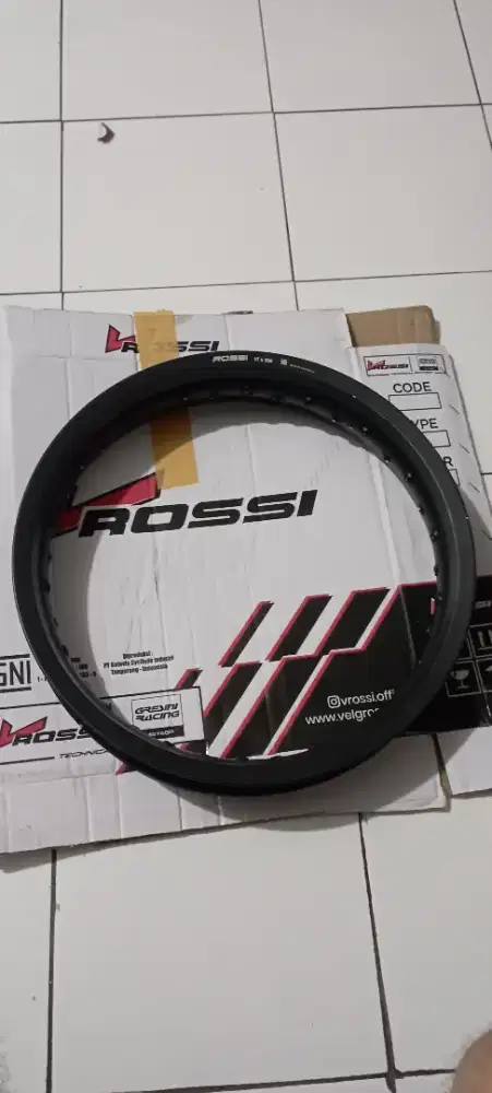 Velk pelek jari-jari Rossi UK 2,50-17 lubang 36 second