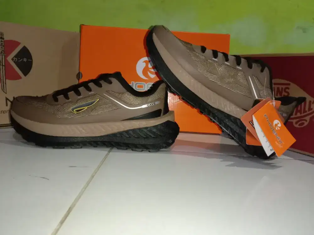 SEPATU PHOENIX TRAIL & RUN