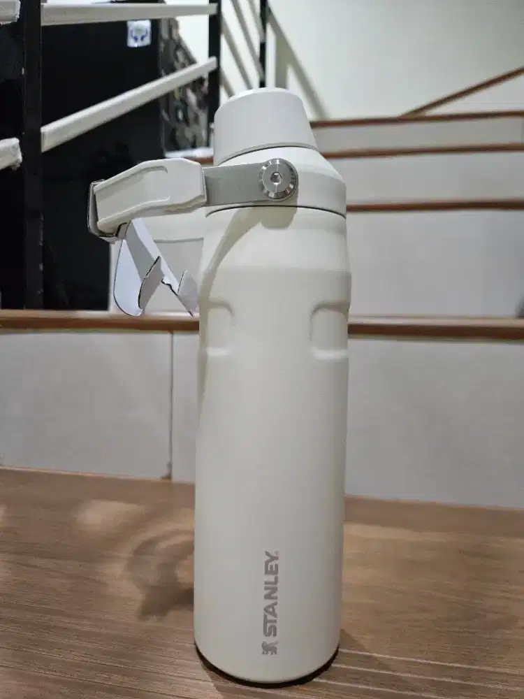 Dijual tumbler asli merk stanley kondisi baru beli