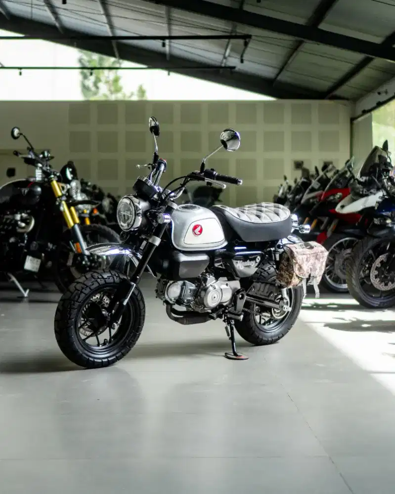 Honda Monkey Sheen Silver Metallic 2022