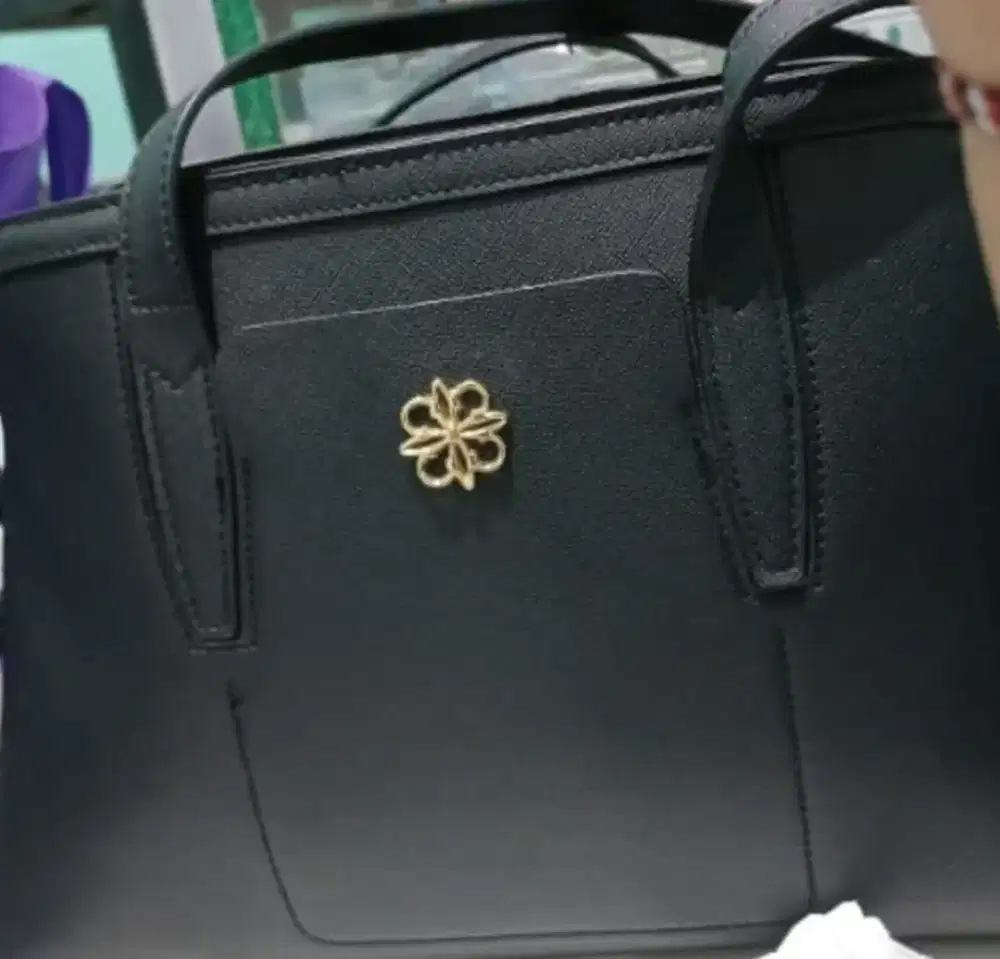 Tas wanita warna hitam