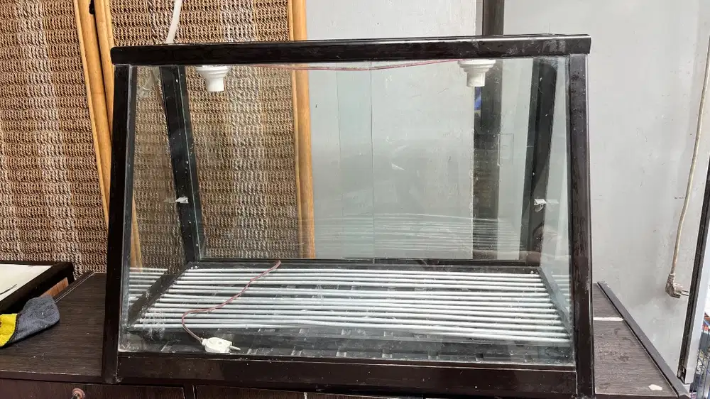 Etalase Kaca Bekas