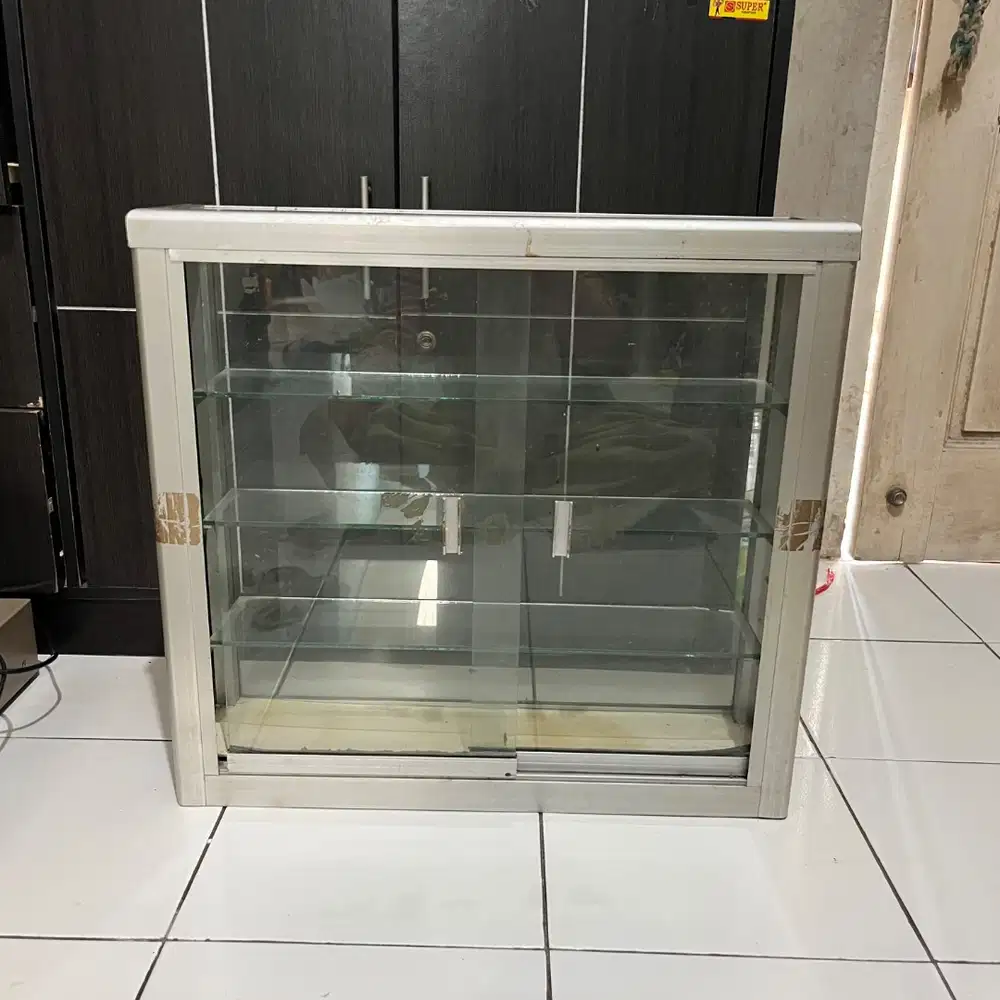 Etalase Kaca Bekas