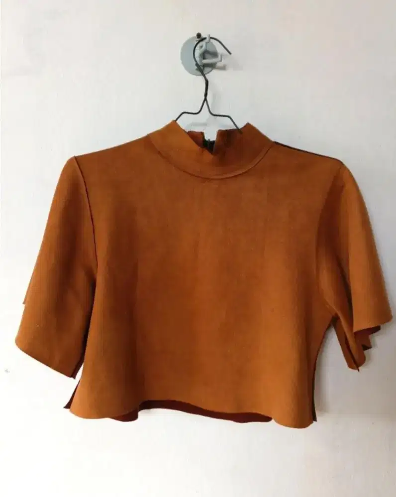 Atasan Crop Bahan Suede Wanita
Size M