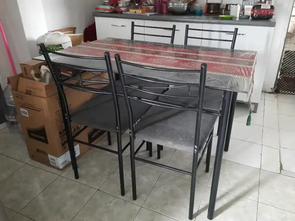 Meja makan kaca minimalis masih gress lengkap dengan 4 kursi sofa nya