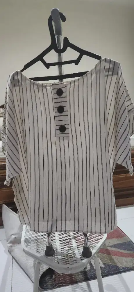 Blus lucu, garis garis warna krem